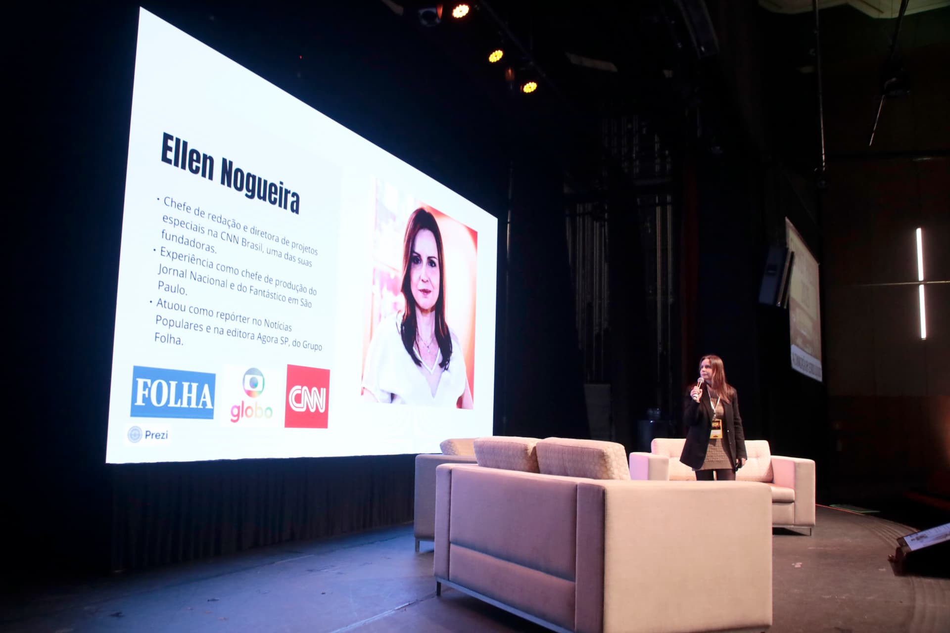 Apresentação sobre Ellen Nogueira, chefe de redação da CNN Brasil, no telão do Summit Press